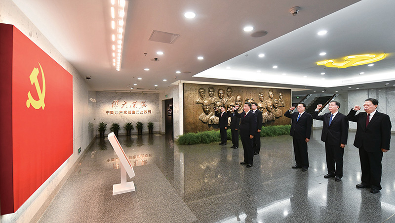 2017年10月31日，中共中央總書記、國家主席、中央軍委主席習近平帶領(lǐng)中共中央政治局常委李克強、栗戰(zhàn)書、汪洋、王滬寧、趙樂際、韓正，瞻仰上海中共一大會址和浙江嘉興南湖紅船。這是31日上午，在上海中共一大會址紀念館，習近平帶領(lǐng)其他中共中央政治局常委同志一起重溫入黨誓詞。 